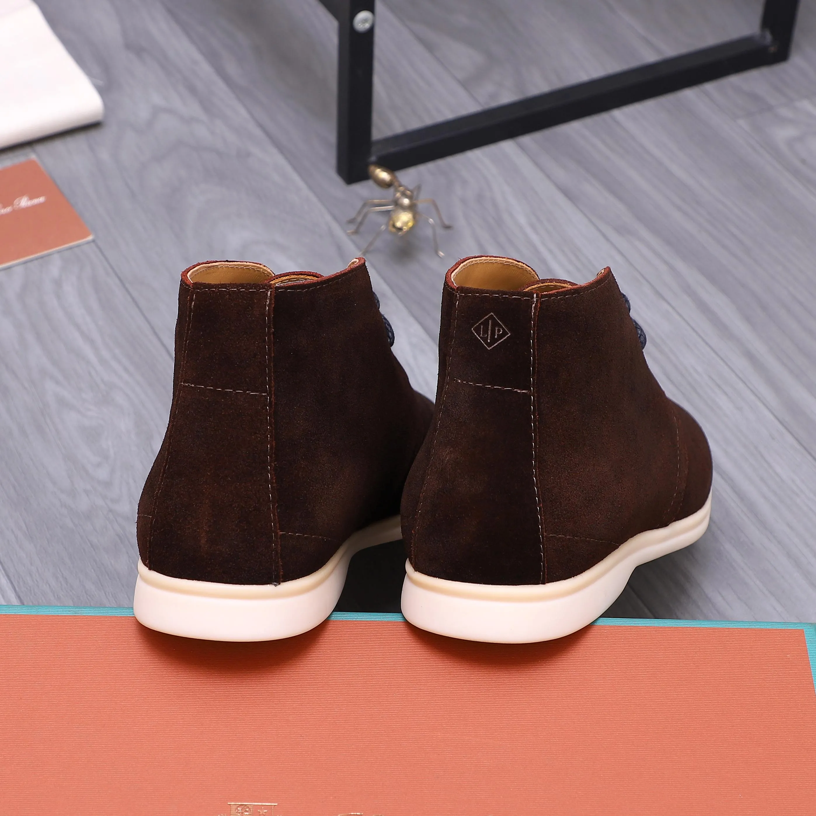 Men's shoes 💰442 Product trademark: Loro Men's shoes 💰iana "nuoyoupianran" high-top casual shoes Regular size: 38-45 (custom-made 45 non-returnable) Product materials: Selected frosted cowhide upper, cowhide lining, original outsole